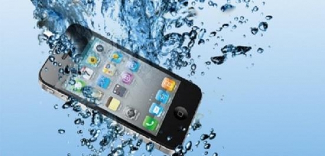 ماذا تفعل عندما يسقط هاتفك المحمول في الماء 