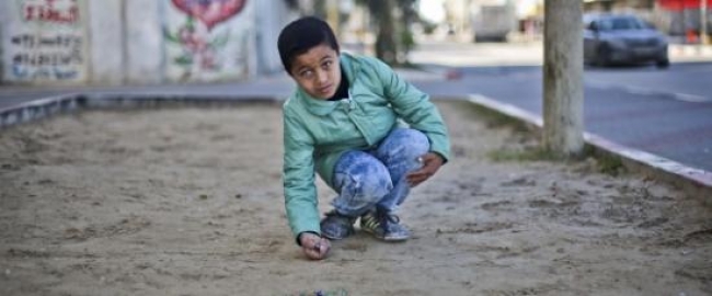 ليست عدسات طفل فلسطيني يمتلك عيناً زرقاء وأخرى بُنية تعرف عليه بالصور