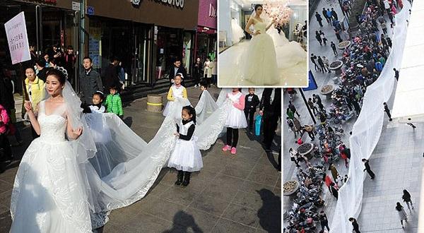 عارضة أزياء تجوب شوارع الصين بفستان زفاف يبلغ طوله 100 متر 