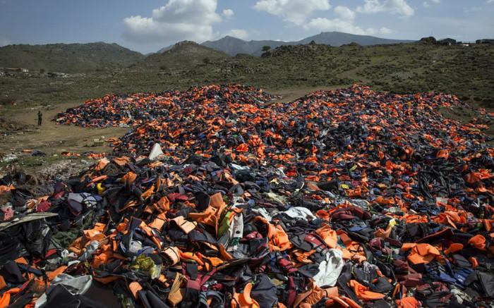 صور حول العالم سترات النجاة التي خلفها المهاجرون في اليونان