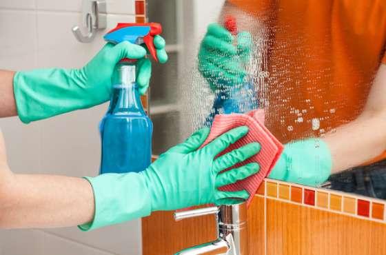 12 خطوة مهمة عند تنظيف الزجاج والمرايا