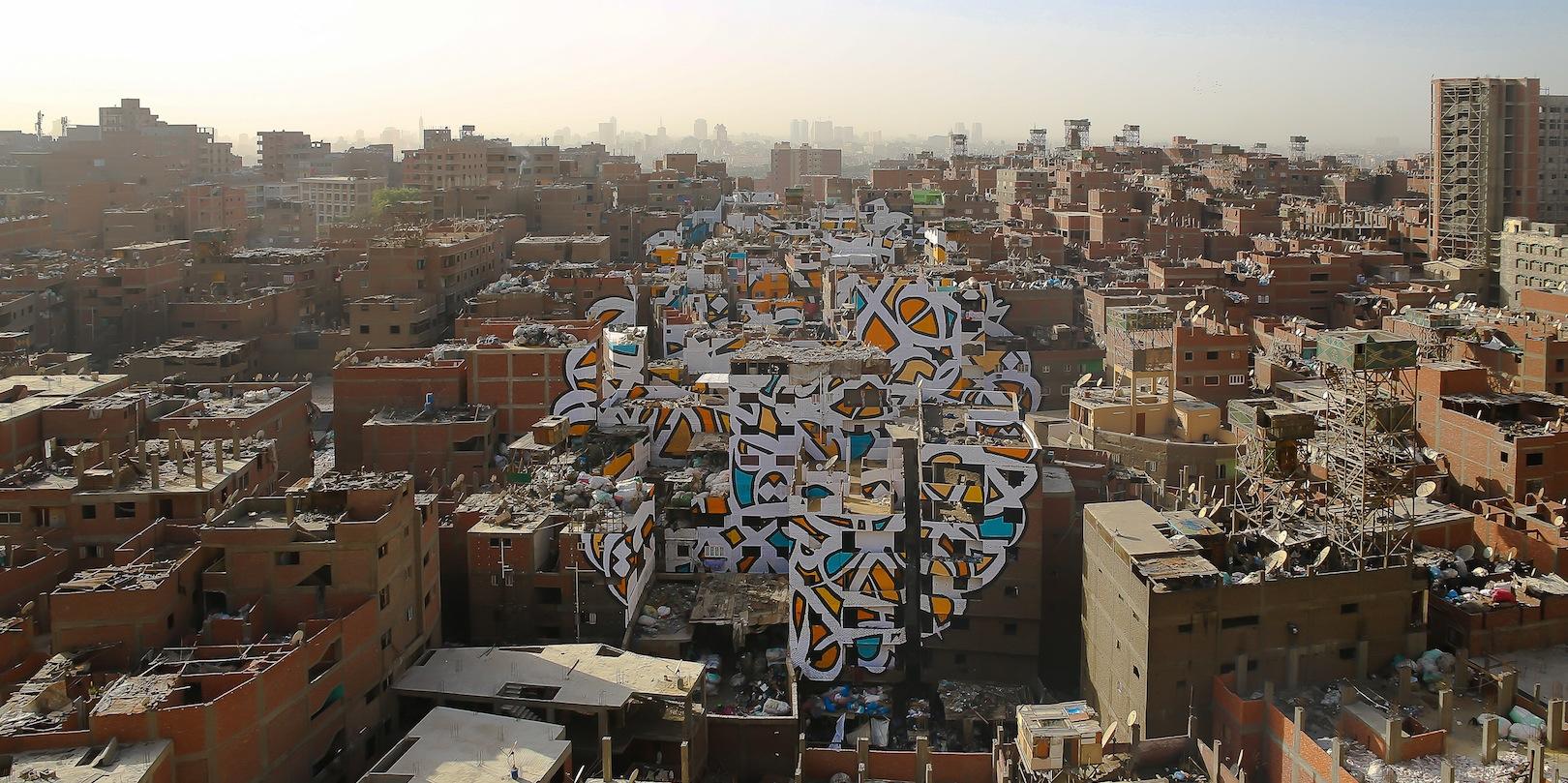فنان يستخدم 50 جداراً ليحول حياً عشوائياً في القاهرة إلى لوحة جرافيتي عملاقة النتيجة مذهلة 