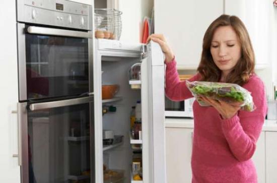 كيف تتأكدين من سلامة الطعام في الثلاجة 