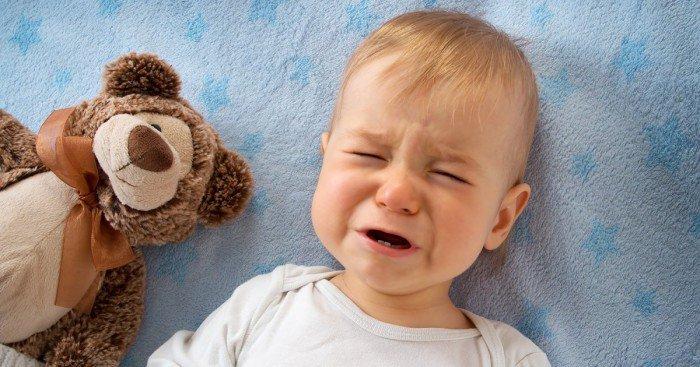 هل يجب أن تتركوا طفلكم يبكي إليكم ما يحصل في جسمه عندما يبكي