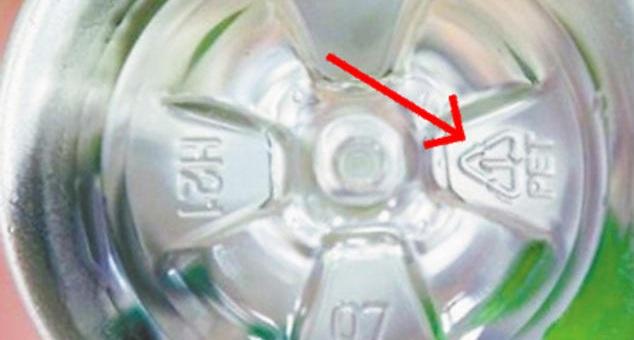 ماذا تعني الأرقام الصغيرة في الجزء السفلي من الزجاجات البلاستيكية 