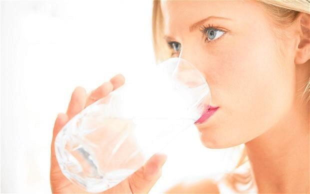هل أنت بحاجة لشرب لترين من الماء يوميًا لتبقى بصحة جيدة 
