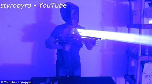 بالفيديو أمريكي يبتكر بندقية ليزر أقوى من أشعة الشمس بملايين المرات