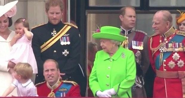فيديو ملكة بريطانيا توبخ حفيدها بسبب خطأ بروتوكولي