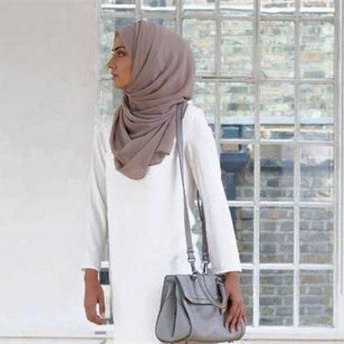 بالصور 4 أفكار لارتداء التونك الأبيض مع الحجاب