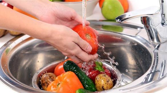 كيف تغسل الخضروات والفواكه بطريقة صحية 