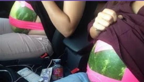 بالفيديو لماذا وضعت هؤلاء الفتيات البطيخ بهذه الطريقة الغريبة 