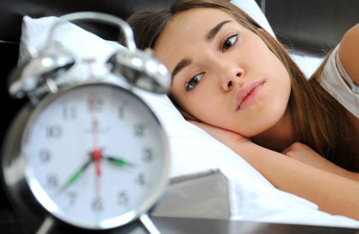 لماذا تعاني النساء من اضطرابات النوم أكثر من الرجال 