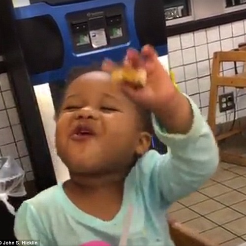 بالفيديو والصور رد فعل طفلة تتناول الوافل لأول مرة