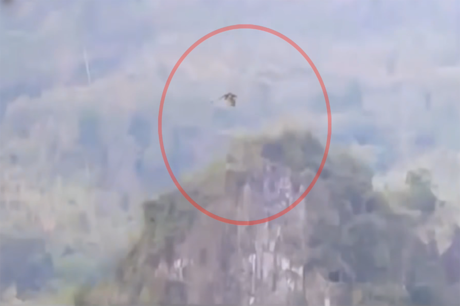 بالفيديو تنين يحلق فوق جبال بالصين 