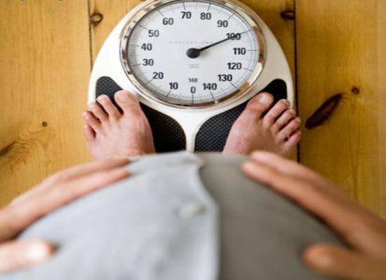 ما علاقة قلّة النوم بزيادة الوزن 
