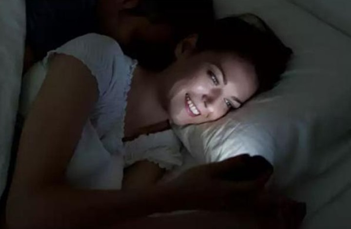 دراسة تحذر من استخدام الهاتف قبل النوم تعرف على السبب
