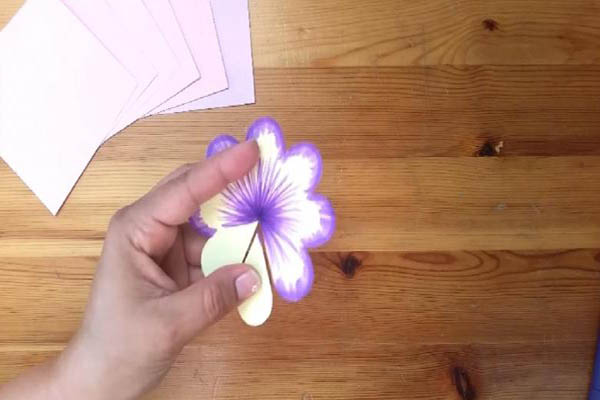 صنعت زهرة ونزعت ورقة من أوراقها ثم صنعت 6 أزهار أخرى النتيجة رائعة 