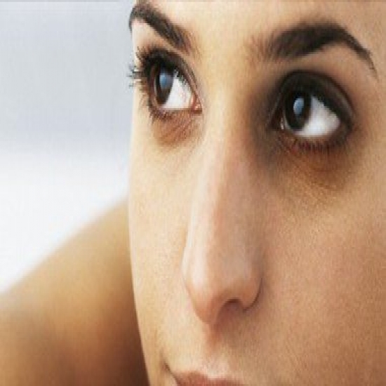 4 عوامل تعرضك للهالات الداكنة تحت العينين أبرزها الحساسية