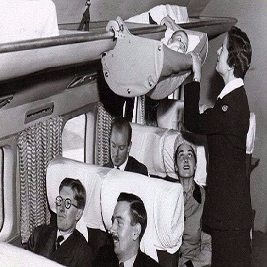 بالصور شاهد أين كان الأطفال يوضعون على متن الطائرة في الماضي