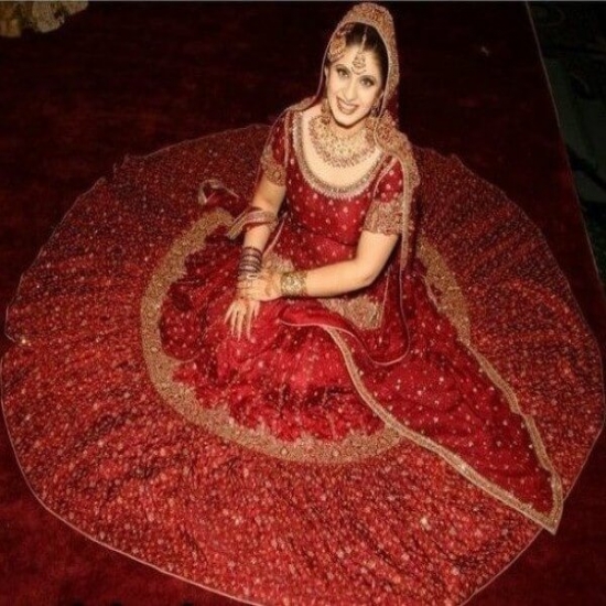 لماذا فساتين الزفاف في الهند حمراء اللون 
