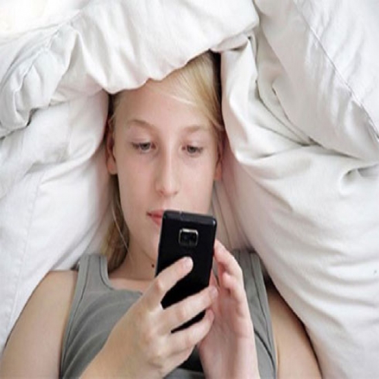 تحذير لا تستخدموا هواتفكم في السرير 