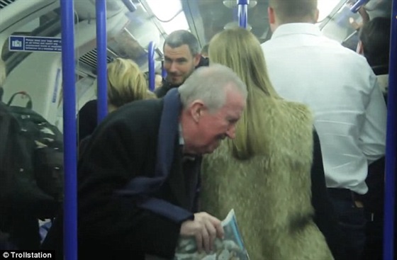 بالفيديو والصور.. رد فعل ركاب مترو لندن على معاكسة رجل لامرأة