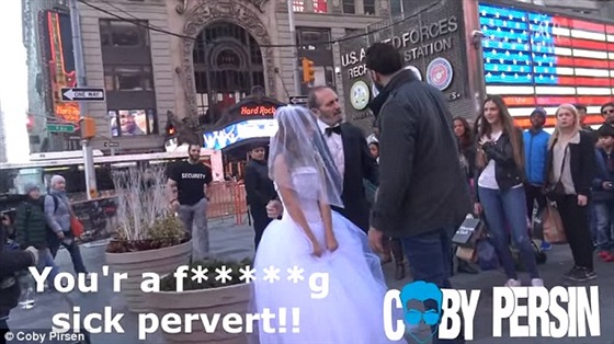 بالفيديو والصور.. رد فعل الأمريكيين على زواج عجوز من طفلة