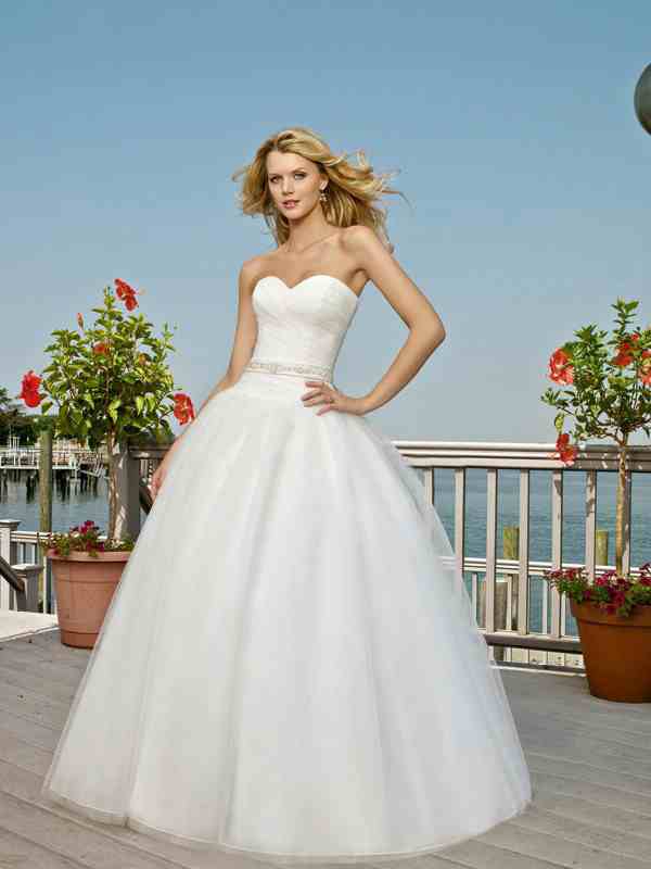 Breezy-Tulle-White-Ball-Gown-Strapless-Sweetheart-Neckline-Sleeveless-Wedding-Dress-WG5994