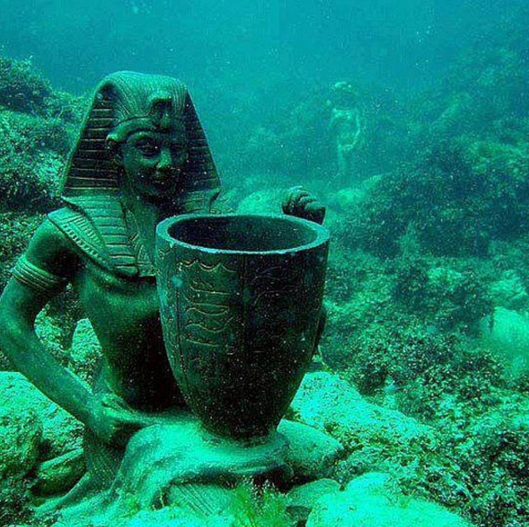 فرعون تحت المياه