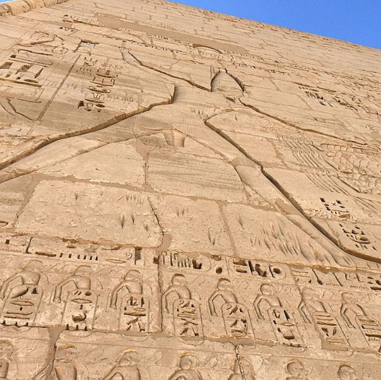 فرعون رمسيس الثالث على معبد مدينة هابو