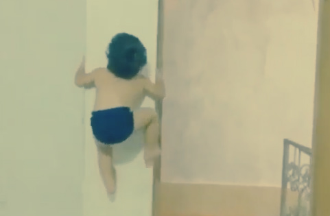 شاهد الطفل الخارق يتسلق الحائط بيديه وقدميه