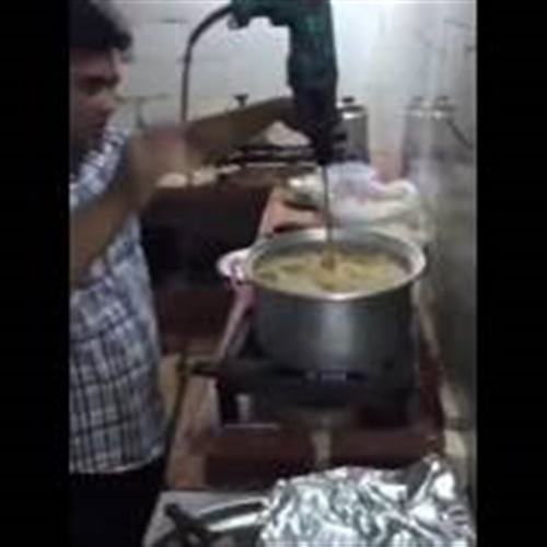 بالفيديو عامل يستخدم الشنيور في إعداد الطعام بالسعودية