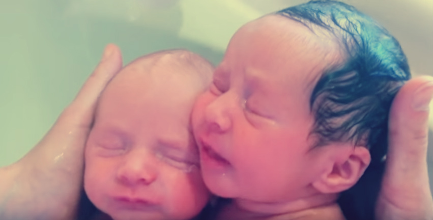 شاهد توأمان يتعانقان داخل حوض الاستحمام بعد ولادتهما يرفضان ترك بعضهما