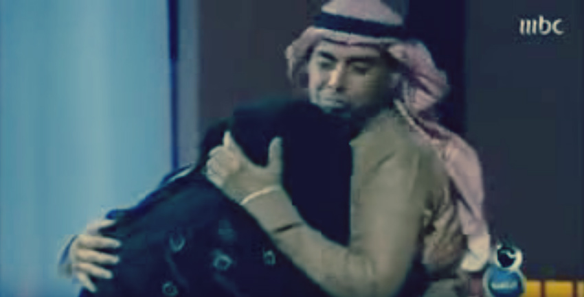 شاهد مشهد مؤثر لشاب سعودي يقابل أمه المصرية للمرة الأولى في حياته بكاء شديد