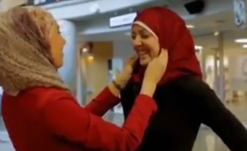 فيديو حقق أكثر من 4 مليون مشاهدة شباب مسلمون قاموا بإلباس غير المسلمات الحجاب
