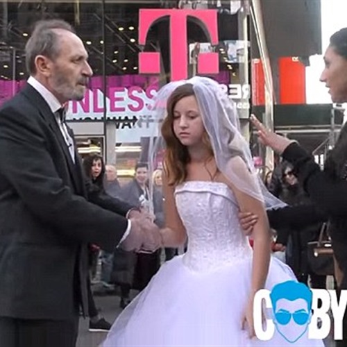 بالفيديو والصور رد فعل الأمريكيين على زواج عجوز من طفلة