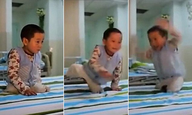 شاهد طفل صيني يرقص بـ براعة رغم فقدانه لقدميه نام بعد أن أفرغ طاقته