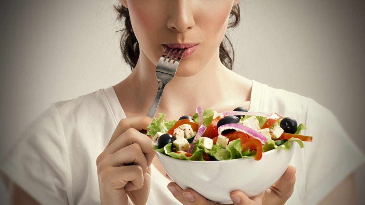 أضرار الأكل بسرعة وما هي فوائد الأكل البطئ 