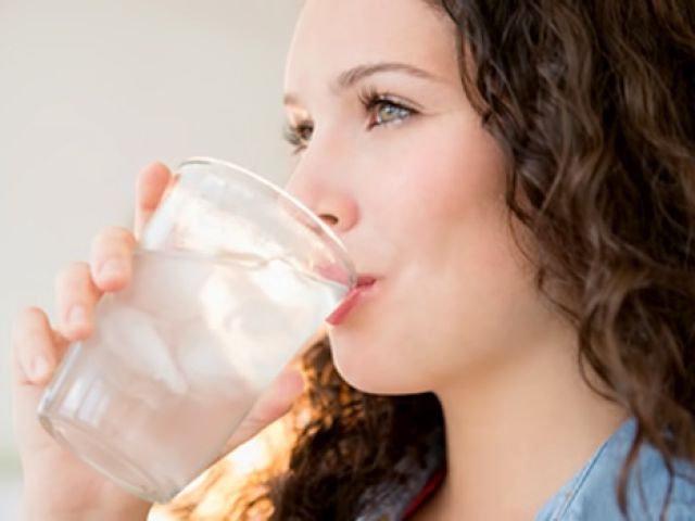 10 علامات تكشف أنك لا تشربين كفايتك من الماء