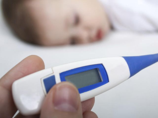 أخطاء شائعة وخطيرة في خفض حرارة الطفل المرتفعة 