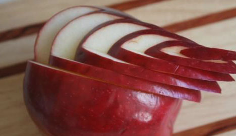 شاهد بالفيديو طريقة مذهلة للغاية لكيفية تقطيع التفاح على شكل بطة