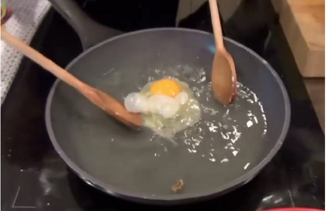 شاهد بالفيديو هذا ما يحدث عند وضع بيضه فى طاسه مليه بالزيت المغلى الذ اختراع يمكن ان تشاهده
