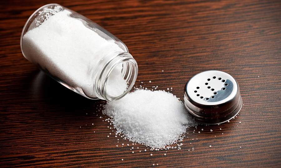 إنفوجرافيك ماذا يحدث للجسم عند استهلاك كمية كبيرة من الملح 