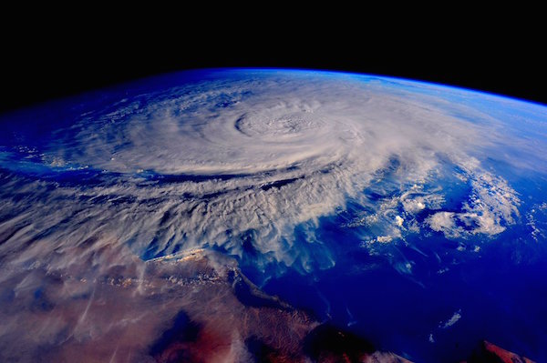 صورة للاعصار شابالا الذي وصل إلى السواحل العُمانية واليمنية
