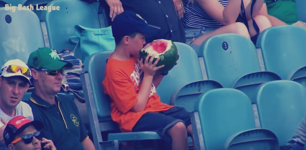 شاهد صبي البطيخة أكلها بقشرتها فأصبح الأكثر تداولًا على تويتر