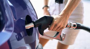 5 معتقدات خاطئة لقائدي السيارات عن توفير البنزين