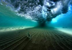 صورة التِفاف الموج من داخل البحر