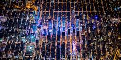 نيويورك في الليل تكشف عن جمال المدينة المذهل في هذه الصور الجوية