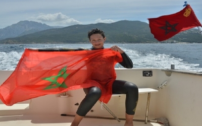 مغربية تعبر من أوروبا إلى إفريقيا سباحة