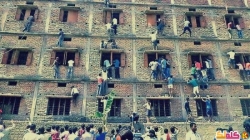 شاهد سبايدر مان في الامتحانات أولياء أمور يتسلقون حوائط مدرسة لتغشيش أبنائهم